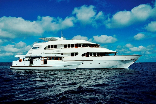 The live-aboard research vessel with special diving dhoni