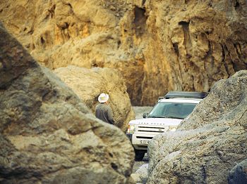 Negotiating a tight spot (courtesy of Andreas Hub).
